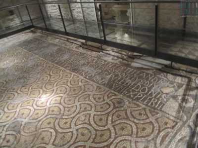 Gli Ostrogoti (dal 476 al 554) - Un'iscrizione inserita nel pavimento a mosaico nella Cattedrale paleocristiana (al di sotto della Cattedrale odierna) dimostra il passaggio degli Ostrogoti a Bari. La scritta fa riferimento alle guerra contro i Bizantini: un certo Timoteo dichiara di pagare di tasca propria il restauro e l�abbellimento del mosaico distrutto